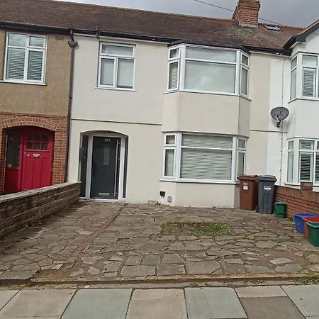Charming 3-Bedroom Family Home Londres Extérieur photo