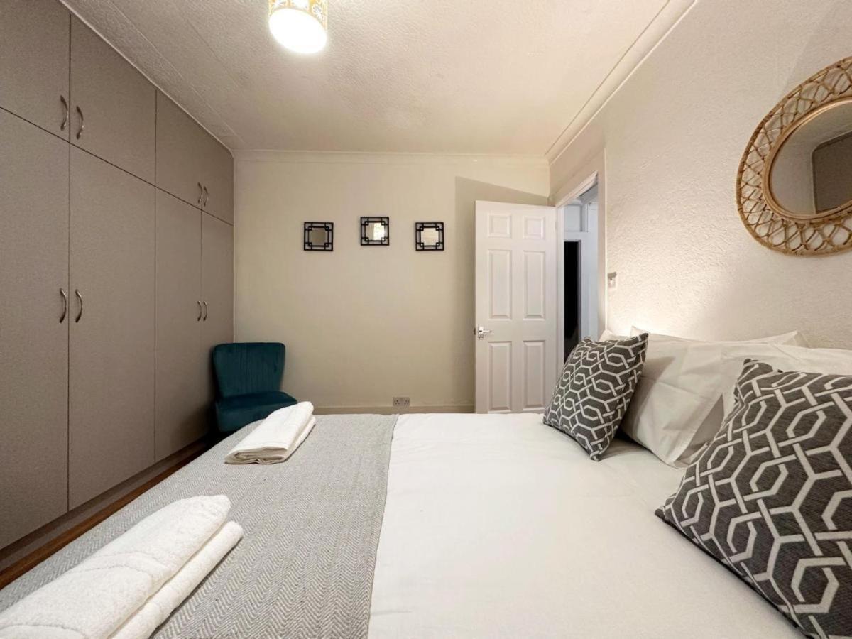 Charming 3-Bedroom Family Home Londres Extérieur photo