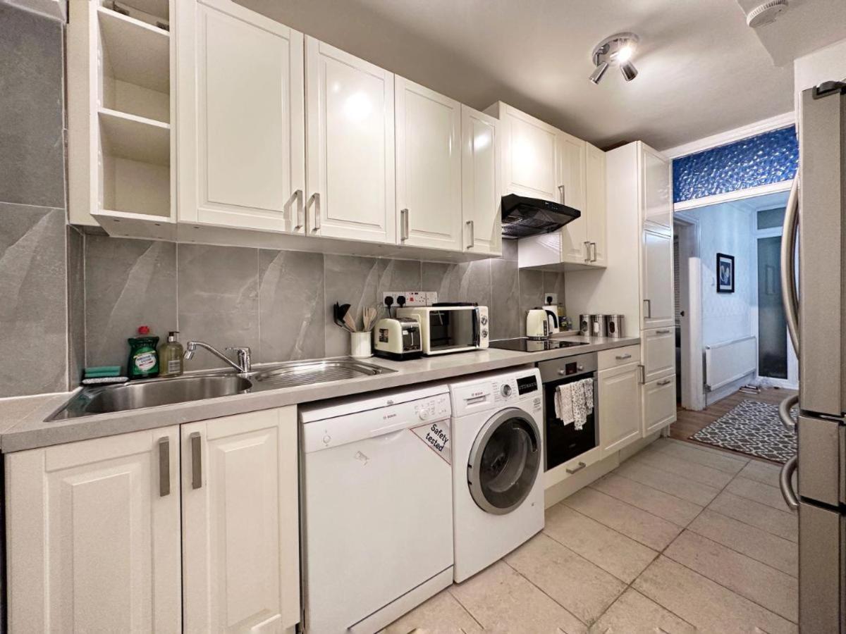 Charming 3-Bedroom Family Home Londres Extérieur photo