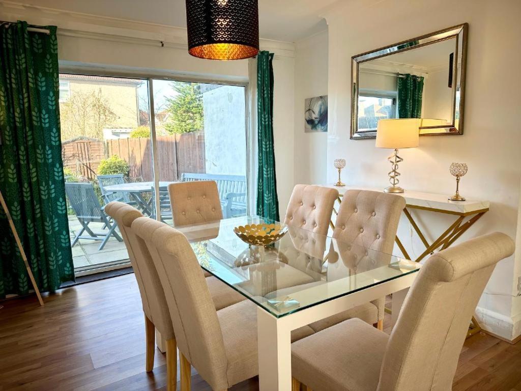 Charming 3-Bedroom Family Home Londres Extérieur photo
